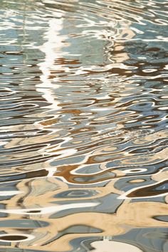 the water is reflecting the sky and clouds in it's reflection on the surface