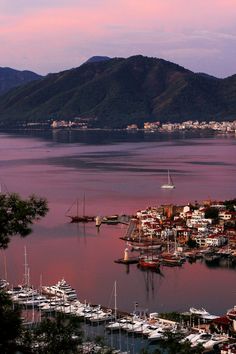 Top Destinations in Turkey Marmaris Beach, Places To Visit In Turkey, Turkey Beach, Turkey Travel Guide, Mountain Backdrop, Best All Inclusive Resorts