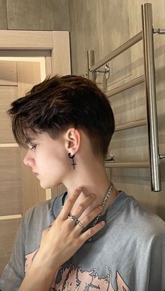 Buzzed Hair Women Undercut, Andro Haircut Short Hairstyles, Tomboy Undercut Short Hairstyles, No Maintenance Pixie Haircut, Queer Haircut Fine Hair, Short On The Sides Long On Top Women, Low Fade Pixie Cut, Short Sides Long Top Women, Short Hair Long Top