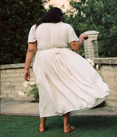 Short-sleeved '90s-inspired maxi dress Lightweight off-white and tan-flecked fabric, feels like a woven rayon blend Butterfly sleeves Unlined and sheer Scooped neck Featuring a tailored bodice - runs narrow in the bodice, we recommend sizing up if you're in between sizes! Back zipper closure Pleated skirt Bra friendly Valeria is 5'6 and wearing the 2X SIZECHART Size Shoulder Width Chest Waist Hips Bodice Total Length XS open S open M open L open XL open If you are in between sizes, we recommend Scarlet Dress, Butterfly Sleeve Dress, Winter To Spring, Christy Dawn, Butterfly Sleeve, Summer To Fall, Dress Short Sleeve, 90s Inspired, Butterfly Sleeves