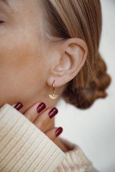 This is a customizable pair of fine hoop earrings made from 18 karat gold-plated sterling silver, with small, fan-shaped earring charms, detail lines engraved into their surface. Perfect for mixing and matching with other hoop earrings or charms to build your own unique earring stack.  Also available in silver: https://www.etsy.com/listing/1077143876/fan-charm-hoop-earrings-sterling-silver 🎁 Packaging: Beautifully packed in a box, ready for gifting. 🏷️ This product is made of sterling silver - Hoop Huggie Earrings, Rose Gold Plated Huggie Earrings, Rose Gold 14k Gold Filled Huggie Earrings, Rose Gold Plated Drop Earrings, Rose Gold Plated Huggie Earrings As Gift, Delicate Gold Huggie Earrings, Rose Gold Plated Hoop Earrings As Gift, Delicate 14k Gold-filled Huggie Earrings, Delicate Gold-plated Tarnish-resistant Huggie Earrings