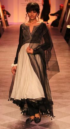 Lakme Fashion Week 2014: Jacqueline Fernandez turns bride for Tarun Tahiliani (view pics) Reliance Jewels, Wedding Trunk, Indian Wedding Gowns, Gq Fashion, Indian Designer Suits, Desi Wear, Indian Bridal Wear, Tarun Tahiliani, Indian Couture