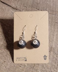 Mini-Ohrringset mit 8 Kugeln aus Holz und Sterlingsilber-Hardware Cute Stud Earrings, Mini Earrings, Funky Earrings, 8 Ball, Jewelry Lookbook, Funky Jewelry, Jewelry Inspo, Diy Earrings, Silver Hardware