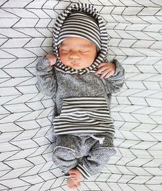 Dark Grey Sweatsuit for Newborn Boys | Find Cute Take Home Outfits Like This Terrycloth Jogger Outfit for Babies! Baby Boy Style, Jogger Outfit, Baby Mode, Joggers Outfit, Take Home Outfit, Baby Time, Baby Boy Fashion