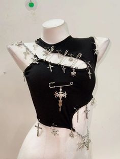 Tank Tops Y2k, Punk Tank Top, Haine Diy, Fest Outfits, Skull Tank, Face Expressions, Gothic Outfits