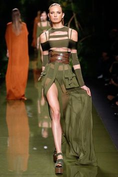 View the complete Balmain Spring 2017 collection from Paris Fashion Week. Luisa Beccaria, Jenny Packham, Christian Siriano, Marchesa, Mode Inspiration