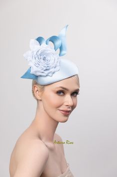 Pretty Baby blue pillbox fascinator made in Silk satin with, pale blue Silk flower and Model silk abaca bow. An elastic string is attached to the base. Easy and soft to wear it. All my hats are hand made to order, please allow 1-2 weeks. If this is a rush order, please contact me first. Hat box included for domestic orders only, international orders headpiece will be packed nicely to protect it during the trip. All sales are final. feel free to ask any questions Luxury Blue Fascinator For Royal Ascot, Baby Blue Hat, Pillbox Fascinator, Wedding Guest Fascinators, Wedding Hats For Guests, Fascinator Hats Wedding, Royal Clothes, Hat Tea Party, Beautiful Wardrobe