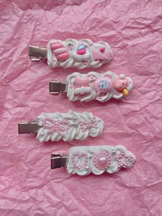 Handmade decoden clips! Decoden Hair Clips, Decoden Aesthetic, Kawaii Clips, Decoden Charms, Decoden Art, Decoden Ideas, Decoden Cream, Clay Hair Clips, Micro Pig