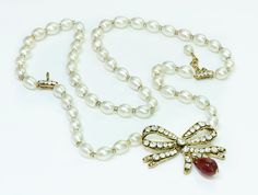 Rare Coco Chanel Gripoix Pearl Bow Necklace. Vintage 1970’s Chanel Gripoix/Pearl necklace in very good condition. Necklace can be worn multiple ways and is absolutely stunning. Highest quality craftsmanship and design. Measurements: Length: 43" Pendant Length: 3.4" Width: 3.4" Comes with original box! Made in France Thanks for viewing this item: we have more Chanel jewelry here. To find out more about Chanel's history please visit our blog. Chanel Jewelry Pearl Bow Necklace, Vintage Jewelry 1920, Vintage Chanel Jewelry, Expensive Jewelry Luxury, Pearl Bow, Jewelry Real, Chanel Couture, Lace Necklace, Dior Jewelry