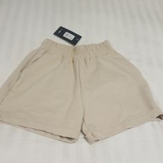 Brand New Relaxed Khaki Shorts Paperbag Waist Bottoms With Built-in Shorts For Day Out, Casual Shorts For Day Out, Casual Beige Bottoms For Day Out, Casual Beige Short Bottoms, Casual Relaxed Fit Paperbag Waist Shorts, Casual Paperbag Waist Shorts With Relaxed Fit, Casual Beige Shorts For Day Out, Casual Beige Shorts, Beige Casual Shorts