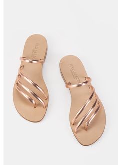 Flat sandal with tubular straps in rose gold Luxury Boots, Artisan Fashion, Luxury Flats, Feminine Chic, Italian Shoes, How To Make Shoes, Sandals For Sale, Sample Sale, Boot Shop