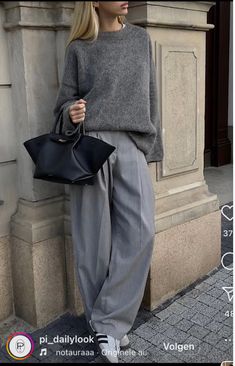 Fashion Outfits Aesthetic, Grey Pants Outfit, Outfit Ideas Autumn, Pants Outfit Fall, Winter Pants Outfit, Sleek Dress, Winter Mode, Pantalon Large, 2024 Fashion