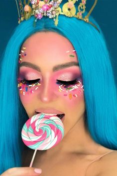 Candy Land Queen Makeup Idea #candyqueen ★ With our selection of the most creative Halloween makeup ideas for women, it will be easy for you to pull off a unique look, from a pretty and cute wolf to an ugly and scary vampire. #halloweenmakeupideas #halloweenmakeup #scarymakeup #fantasymakeup #halloween  #makeup Makeup Ideas Halloween, Candy Photoshoot, Creative Halloween Makeup, Fantasy Make-up, Halloweenský Makeup, Halloween Make-up Looks, Candy Makeup, Makeup Easy, Halloween Makeup Ideas