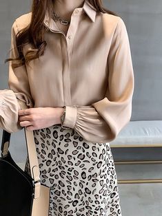 Made for the modern-day woman, this Elegant Gathered Sleeve Blouse will have you radiating some major classy vibes. Featuring a classic collar complete with a large button, covered front plaquette, and gathered sleeves, you’ll be looking graceful and refined from head to toe.This blouse pairs well with an array of bottoms including denims, solid leggings, or your favorite trousers to elevate your personal style. Female Blouse, Plaid Jacket Women, Plus Size Fall Fashion, Checkered Jacket, Lantern Sleeved Blouses, White Shirts Women, Shirts Women Fashion, Loose Shirt, Blouse Casual