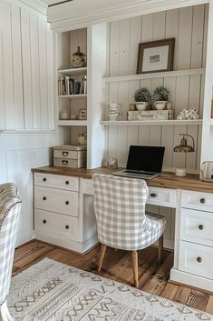 50+ Office Built-In Ideas To Maximize Your Workspace Efficiency Sunroom Office Ideas, Built In Desk And Shelves, Office Layouts, Cottage Office, Country Office, Office Built Ins, Loft Office, Lake Houses, Dream Library