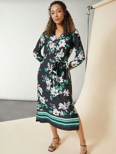 A delightful option for an elegant look, our iconic midi dress displays a brilliant floral print in a captivating Kelly Green Color Combination. Crepe de chine lends to a soft and flowy design, accentuated with a tie waist detail. This occasion-ready staple is perfect for an impromptu invite or a planned evening out. #jonesnewyork #springfashion #AD Green Color Combination, Green Color Combinations, Dress Display, Flowy Design, Belted Midi Dress, Night Looks, Jones New York, Kelly Green, Color Combination