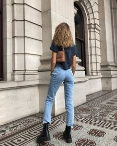 Casual Dresses For Summer, London Clothes, Prada Style, Slim Mom Jeans, Jadon Boots, Mama Jeans, Emma Chamberlain, Fashion Jeans, School Looks