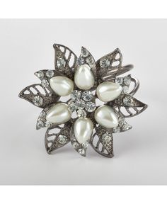 an image of a brooch with pearls and diamonds