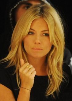 Tmavý Blond, Sienna Miller Hair, Fringe Hairstyle, Long Fringe Hairstyles, Hairstyle Long, Long Layered Haircuts, Long Bangs, Fringe Hairstyles, Long Fringe