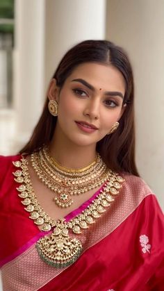 Gold Jewellery Women, Straight Hair Saree Look, Makeup Look On Saree, Makeup For Traditional Wear, Rubal Shekhawat, South Indian Makeup Look, Engagement Makeup Indian, Indian Bridal Makeup Natural, Gold Bridal Makeup