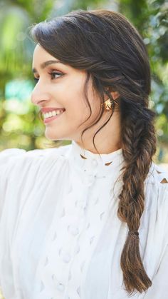 Shradha Kapoor Hairstyles, Shraddha Kapoor Cute, Traditional Hairstyle, Bollywood Hairstyles, Stylish Headbands, Ethnic Hairstyles, Shraddha Kapoor, Hair Up Styles, Dress Makeup