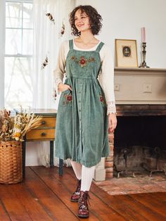 Charlie Pinafore Dress Pioneer Outfits For Women, Pinafores For Women, Cottagecore Pinafore, Pinafore Dress Outfit, Plus Size Nighties, Mennonite Dress, Dresses Professional, Pinafore Dress Pattern, Playful Fashion