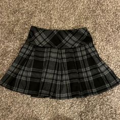 Plad Black Skirt, Black Coquette Skirt, Skirt Plaid Outfit, Plaited Skirt, Plad Skirt, Grunge Skirts, Black Pleated Skirt Outfit, Pleated Skirt Plaid, Skirts Aesthetic