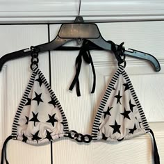 Brand New Blk & White Stars Bikini Top, Size Large W/ Blk Chain Detail! 80s Bathing Suit Bikinis, Alternative Bathing Suits, Cute Trendy Bikinis, Goth Swimsuit Bikinis, Emo Swimwear, Punk Swimsuit, Grunge Bathing Suits, Scene Swimsuit, Alt Swimsuit