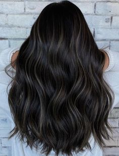 Dark Brown Hair With Highlights, Highlights Ideas, Black Hair Balayage, Dark Brunette Hair, Kadeřnické Trendy, Brown Hair Inspo, Brunette Hair With Highlights, Hair With Highlights, Black Hair With Highlights