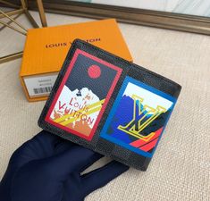 The Louis Vuitton 2018 Winter Multiple Wallet is crafted from Damier Graphite canvas, embellished with the classic LV logo theme patch and full of charming Alpine scenery. Compact and economical practical design, easy to store credit cards, banknotes and receipts. Size: 11.5×9×1.5cm Louis Vuitton Yayoi Kusama, Louis Vuitton Capucines, Large Cosmetic Bag, Medium Handbags, Lv Purse, Lv Shoes, Lv Belt, Lv Wallet, Louis Vuitton Pochette