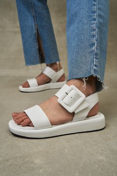 Introducing the "Marshmallow Buckle" Women's Summer Sandals - the perfect choice for women who want a comfortable and stylish shoe for the warmer months. These sandals are designed to provide a chic and fashionable look while keeping your feet comfortable all day long.