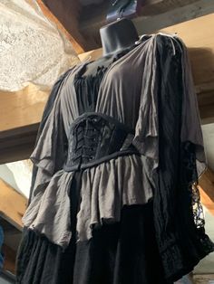 Midevil Witch Outfit, Fantasy Witch Outfit Aesthetic, Ren Faire Costume Witch, Fantasy Larp Costumes, Cottage Core Witch Costume, Medieval Witch Outfit, Bard Aesthetic Outfit, Fantasy Witch Outfit, Witch Ren Faire