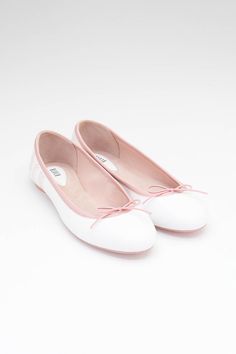 Our Ladies Lyra Ballet Flats feature a traditional design with a supple Nappa leather upper creating a beautifully soft, matt finish. Crafted for all day comfort, our Ballet Flats are the perfect shoe for on the go with its cushioned teardrop heel and elastic drawstring allowing for a customisable fit. Our BLOCH Ballet Flats come specially packaged in a drawer box; individually wrapped in tissue paper and kept in a breathable mesh ribbon bag. Features Nappa leather upper Matte finish All-weather TPU outsole Textile lining  Cushioned teardrop heel Functional elastic drawstring  Bloch branding Heel tab Ballerina Essentials, Cute Flat Shoes, Bloch Ballet, Ballet Flats White, Ballet Essentials, Ribbon Bag, Pretty Flats, Pink Ballet Flats, Dance Sneakers