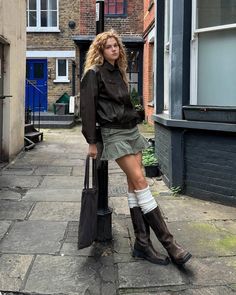 Brown Boots Outfit Aesthetic, Baggy Shirt And Skirt, 70s Fashion Fall, Brown Biker Boots Outfit, Boots Under Jeans, How To Style Boots, Vintage Boots Outfit, Boots Skirt Outfit, Wellies Outfit