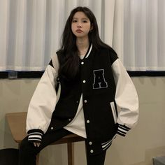 Baseball Jackets Women, Korean Baseball Jacket, Black White Varsity Jacket Outfit, Baseball Jacket Outfit Korean, Ootd Jaket Baseball, Varsity Jacket Black And White, Varsity Jacket Styling, Black Varsity Jacket Outfit Aesthetic, Black Varsity Jacket Outfit Women