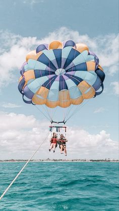 turquoise ocean with small waves, 2 best friends parasailing on spring break Parasailing Pictures, Parasailing Aesthetic, Mexico Instagram Pictures, Picture Ideas Best Friends, Dominican Vacation, Diy Birthday Party Decorations, Trip Vibe, Picture Motivation, Beach 2023