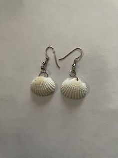 Lovely she'll earrings for a nice beach trip! Cheap Beige Earrings For Beach, Cheap Ocean-inspired White Earrings, Beach Themed Earrings, Nice Beach, Seashell Jewelry, Earring Crafts, Shell Jewelry, Shell Earrings, Beach Fun