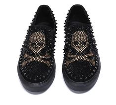 Between a sneaker and a boat shoe, the Crystal Skulls perfectly combine sophistication and ease. Mounted on a white or blackanti-slide rubber sole, they are made of navy python with a satiny finish and lined with spikes. They have side elastics on the vamp and a tone-on-tone grosgrain finish.[custom tab]UPPER #1: 100% GOAT LEATHER | UPPER #2: 100% CALF LEATHER | LINING #1: 100% CALF LEATHER | OUTSOLE #1: 100% COW LEATHER | INSERT #1: 100% METAL | INSERT #2: 100% GLASS FIBRE / Insole #1: 100% SYN Black And Gold Fashion, Diamond Skull, Skull Shoes, Jeweled Shoes, Shoes Free, Rock Outfit, Style Rock, Men Loafers, Gold Shoes