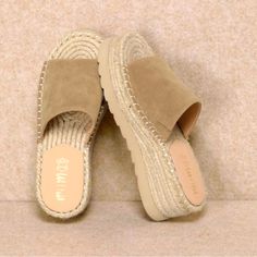 Sizes 6-10 Summer Closed Toe Mules With Textured Footbed, Comfortable Closed Toe Summer Mules, Trendy Round Toe Mules For Vacation, Trendy Mules With Round Toe For Vacation, Summer Vacation Wedge Heel Flip Flops, Summer Platform Sandals For Summer Outings, Slip-on Wedge Sandals For Spring Outings, Trendy Beach Mules With Round Toe, Beach Mules With Textured Footbed And Round Toe