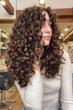 long cado cut Waterfall Layers Haircut Curly Hair, Wavy Natural Haircut, Curly Cuts With Bangs, Cado Cut Curly Hair, Curly Cut With Layers, Curly Long Haircut, Curly Haircut Women, Curly Hair Haircut Ideas, Long Curly Cut