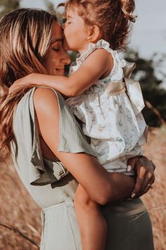 Family photoshoot at sunset in Florida. This golden hour maternity session is a perfect family photo idea. Get ideas for your next maternity photos. Mommy and Me | Pregnancy photos | Pregnancy style | Maternity session | Maternity photography | Maternity outfit for photoshoots | Maternity photos | Maternity pictures | Maternity fashion | Maternity photography ideas | Maternity photo shoot ideas Maternity Photography Poses With Daughter, Maternity Photo Outside, Maternity Mom And Daughter, Pregnant Mommy And Me Photo Shoot, Mommy And Me Photo Shoot Maternity, Family Photos With Pregnant Mom, Maternity Pics With Daughter, Maternity Mommy And Me, Mommy And Me Pregnancy Shoot