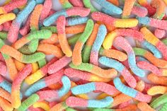 there are many different colored candy worms