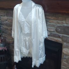 Size Small Camisole Robe And Shorts 1800s Pajamas, White Satin Pajamas, 1940s Pjs, 70s Sleepwear, Extra Fits, White Silk Robe, White Lace Nightgown, White Satin Robe, Classy Loungewear