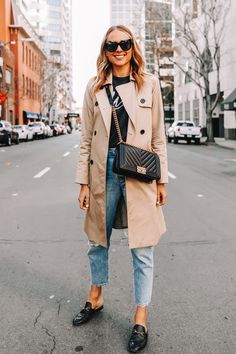 Trench Coat And Jeans Outfit, Look Trench Coat, Chanel Boy Bag Outfit, Trenchcoat Outfit, Trench Outfit, Bags Outfit, Gucci Princetown, Black Quilted Jacket, Mode Tips