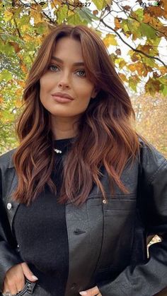 Medium Length Haircut Auburn, Brown Redish Hair Balayage, Haircut Winter 2023, Brunette Hair With Ginger Highlights, Brown To Auburn Hair Before And After, Ginger Hair On Brunette, Copper To Brown Hair, Brunette Ginger Highlights, Natural Red Hair With Lowlights Dark