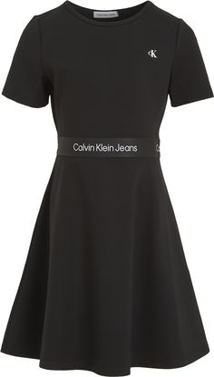 Klänning från Calvin Klein. Skön och skön klänning som kan bäras säsong efter säsong. Tillverkad i 66% viskos, 30% polyamid och 4% återvunnen elastan. Calvin Klein Dress, Short Sleeve Dress, Sleeve Dress, Calvin Klein, Short Sleeve Dresses, Dresses With Sleeves