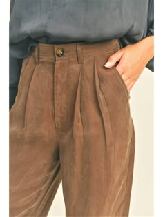 High-Waist Straight Leg Pant Side pockets Pleated front Materials: 60% Cupro, 40% Rayon Fabric Has No Stretch Vintage Trousers Women, Trousers Women Outfit, Granola Outfits, Straight Leg Pant, Vintage Trousers, Pants Women Fashion, High Waist Pants, Clothing Details, Moda Vintage