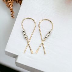 Ribbon - Gold with Silver Earrings Bijou by SAM Gold Ribbon, Wire Crafts, Gold Ribbons, Threader Earrings, Handmade Gold, Wire Earrings, Precious Jewelry, Stunning Jewellery, Jewelry Packaging