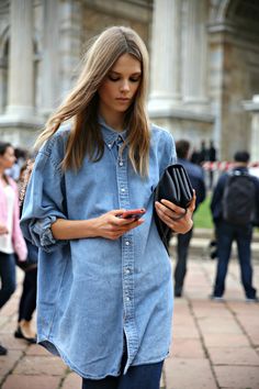 Looks Camisa Jeans, Oversized Denim Shirt, Moda Denim, Mode Tips, Look Jean, Walking Down The Street, Camisa Jeans, Mode Jeans