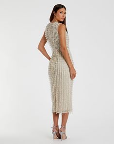 Una versión coqueta del tubo pulido, este llamativo vestido midi está adornado con flecos de cuentas facetadas. Este deslumbrante vestido es una forma innovadora y elegante de lucir brillo, cortado en una forma elegante y ajustada y estampado con cuadros de lentejuelas rellenos de cuentas nacaradas. Llévalo para bodas, eventos de trabajo o cócteles.



 Mac Duggal

 Tejido de pedrería (100% poliéster)

 Totalmente forrado

 Escote alto

 Sin mangas

 Detalle de cuentas en la cintura

 Abertura Sequin Midi Dress For Party Season, Elegant Sheath Midi Dress With Sequins, Embellished Midi Evening Dress, Glamorous Sheath Midi Evening Dress, Chic Embellished Knee-length Midi Dress, Glamorous Backless Midi Dress For Evening, Cocktail Midi Sequin Dress, Sequin Midi Dress For Cocktail, Embellished Midi Dress For Date Night And Party Season